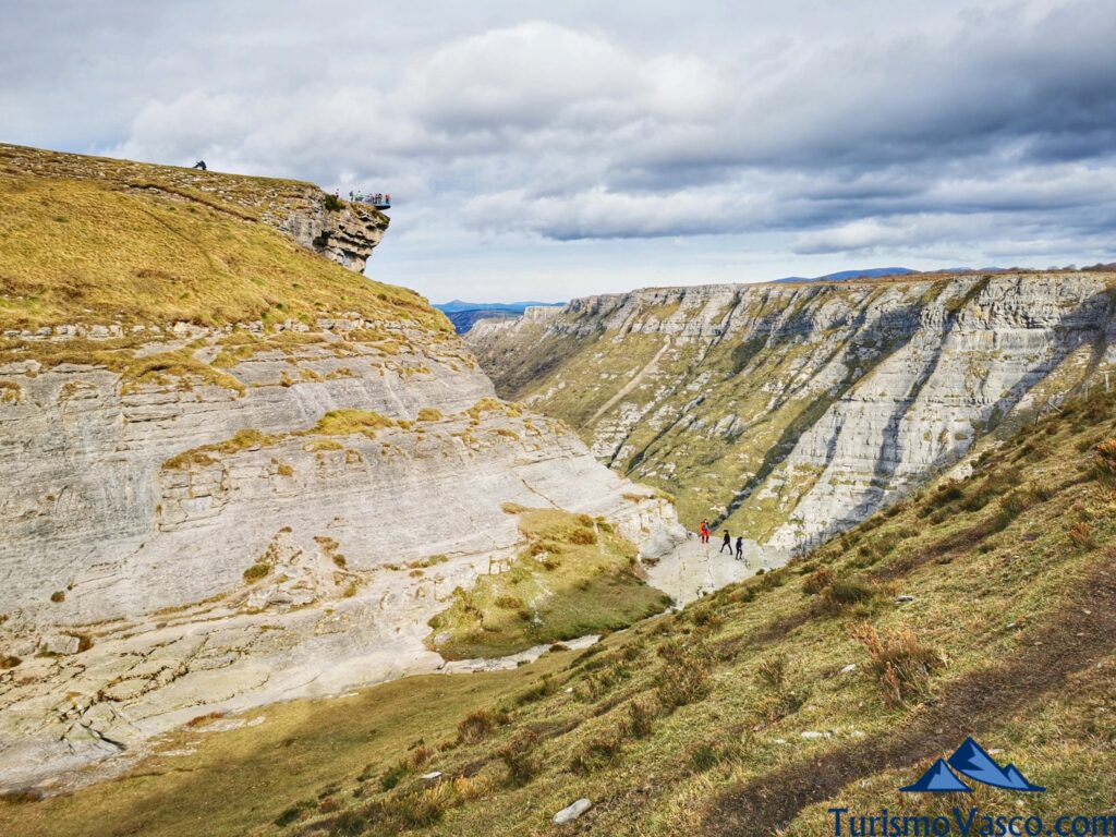 cauce del salto del nervion sin agua