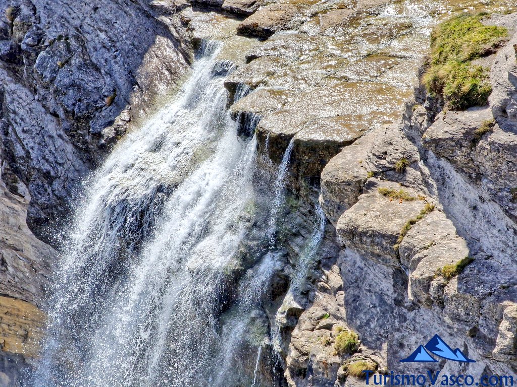 cuando tiene agua el salto del nervion
