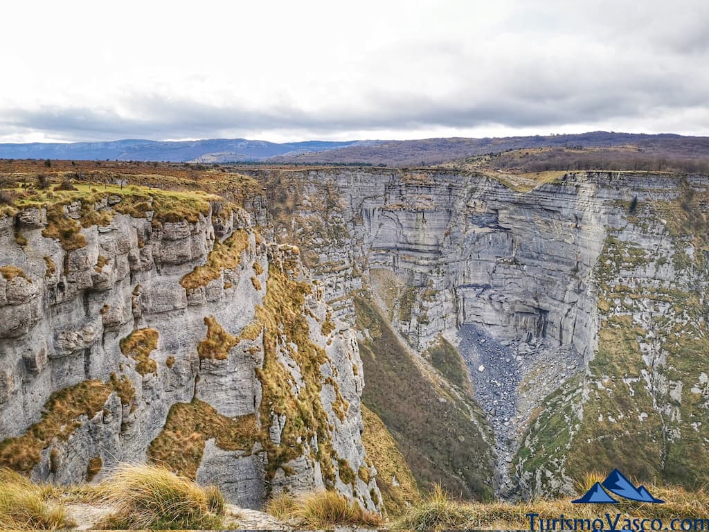 nerea behatokia, mirador del salto del nervion en la ruta desde Untza